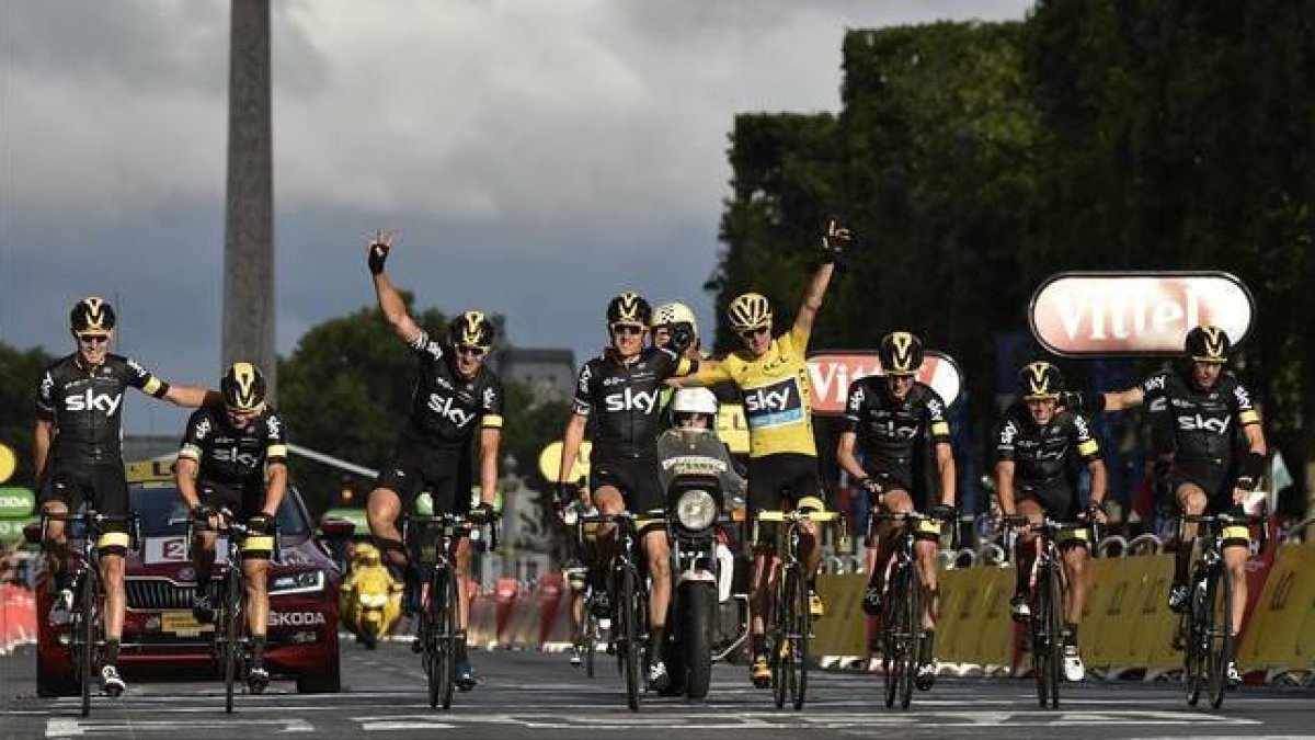 El equipo Sky, con Froome de amarillo en el centro, celebra el triunfo antes de cruzar la última meta del Tour 2015 en los Campos Elíseos.-Foto: AFP / JEFF PACHOUD