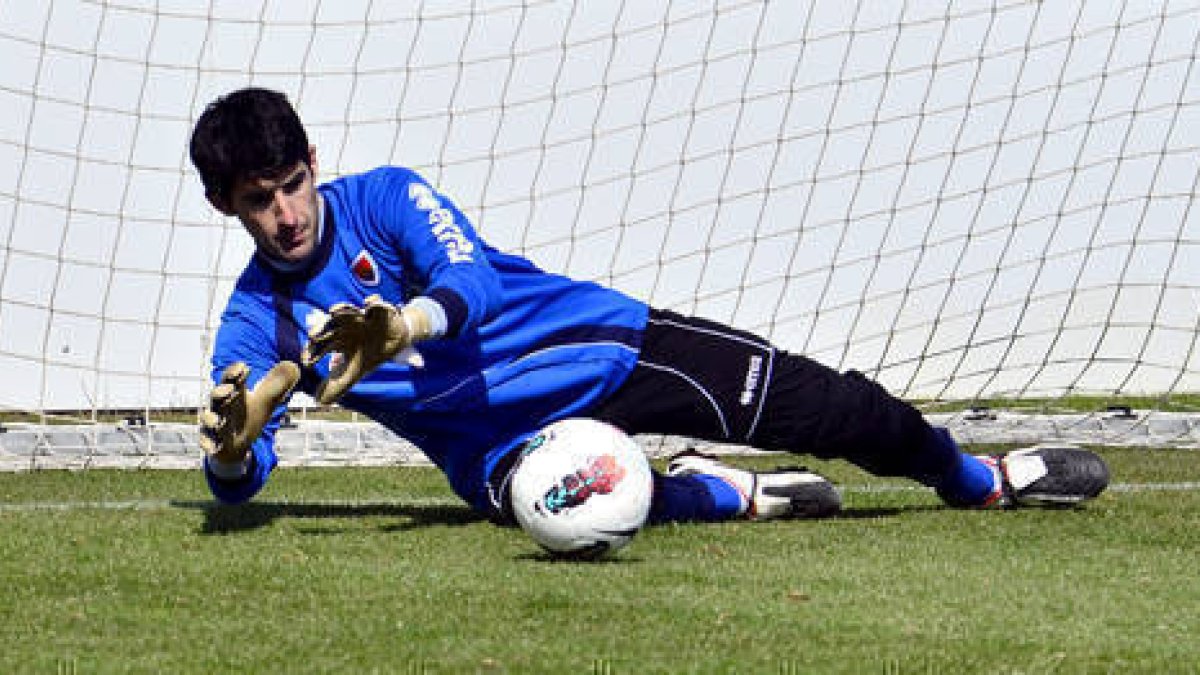 Eduardo Navarro durante un entrenamiento con el Numancia. / ÁLVARO MARTÍNEZ-