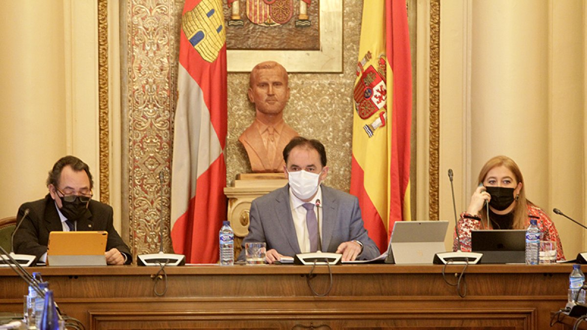 Saturnino de Gregorio, Benito Serrano y María José Jiménez, ayer en el pleno. -L.A.T.