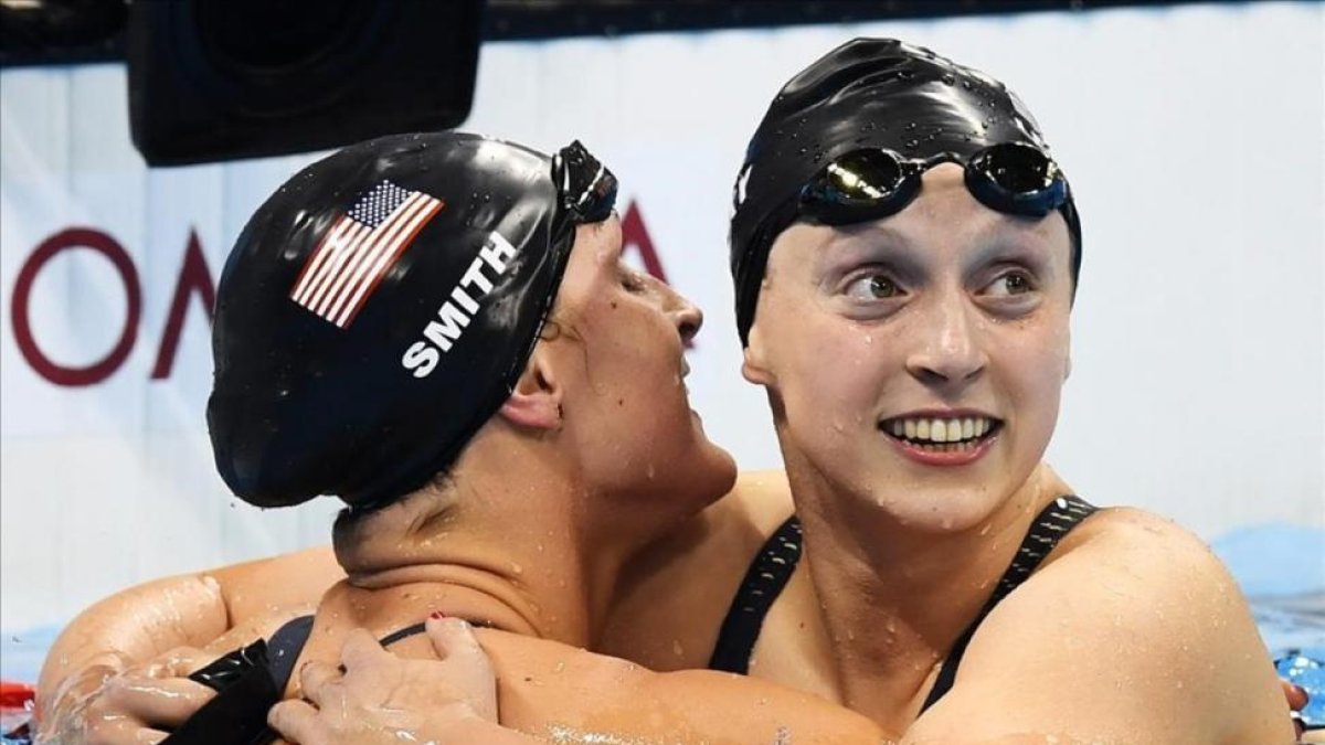 Ledecky recibe la felicitación de su compatriot Leah Smith tras ganar el 400 libre-BERND THISSEN / EFE