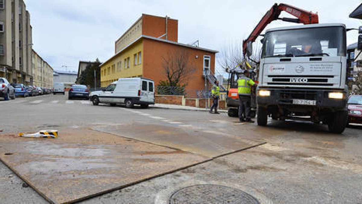 Trabajadores de la actual empresa adjudicataria del servicio de aguas de la capital. / ÁLVARO MARTÍNEZ-