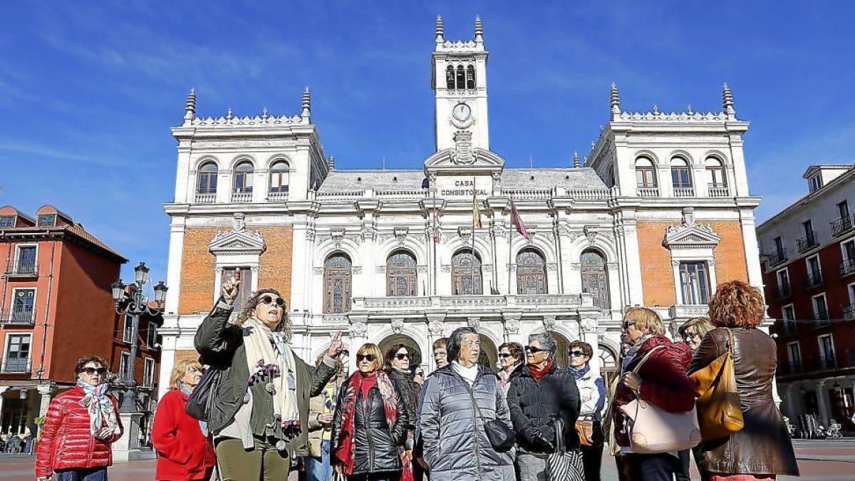 La guía Inés Retortillo, frente al Ayuntamiento de Valladolid, con un grupo de turistas. --- J.M. LOSTAU
