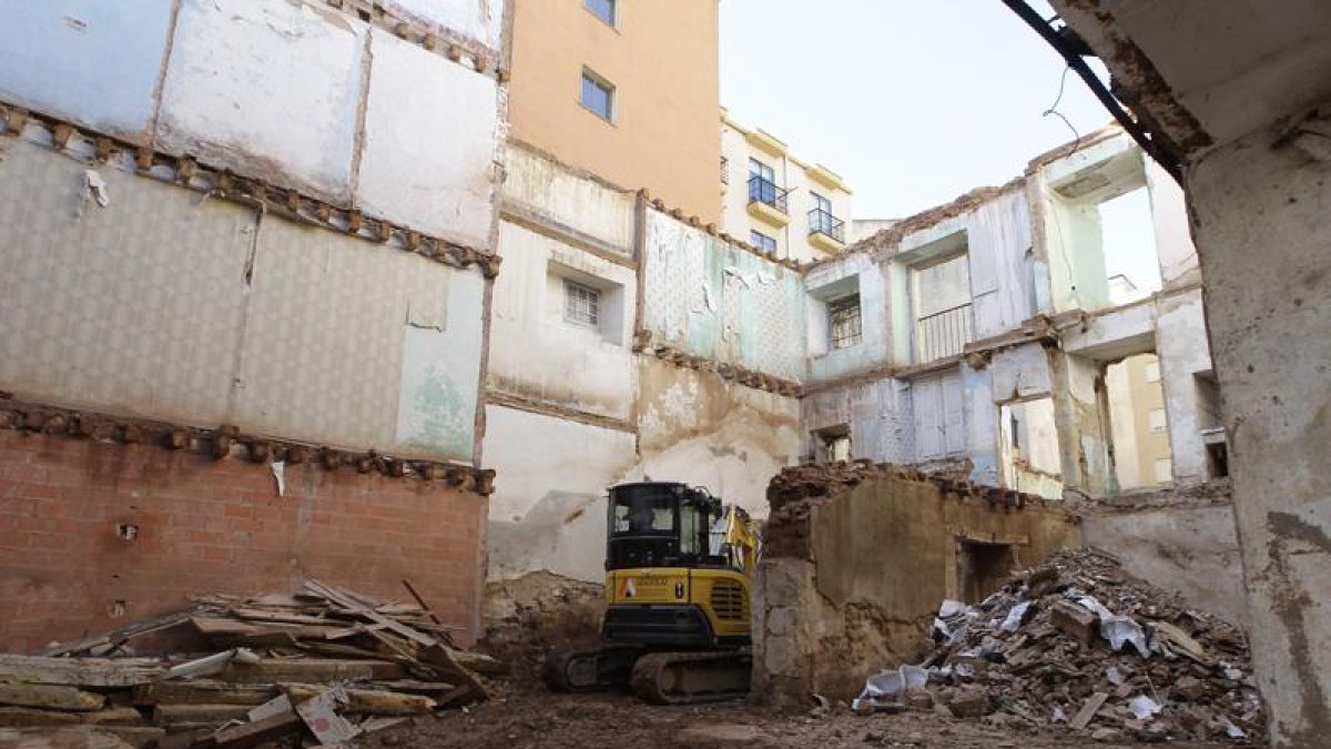 Desmontaje, ayer, de la antigua caseta de turismo.-Luis Ángel Tejedor
