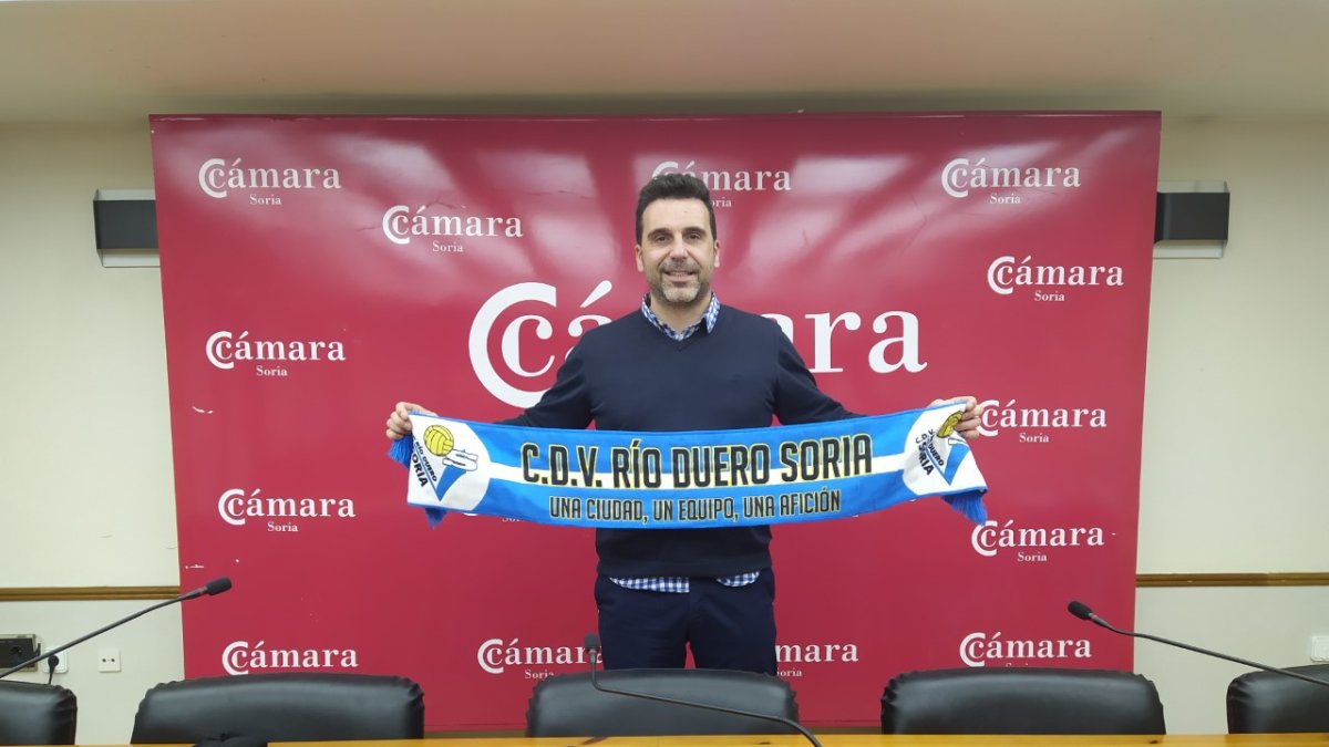 Alberto Toribio ya posa con los colores celestes del Río Duero. HDS