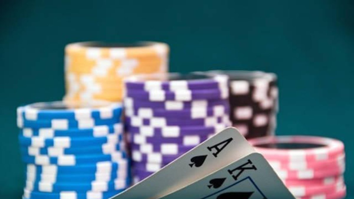 Cartas y fichas en una partida de poker88poker-
