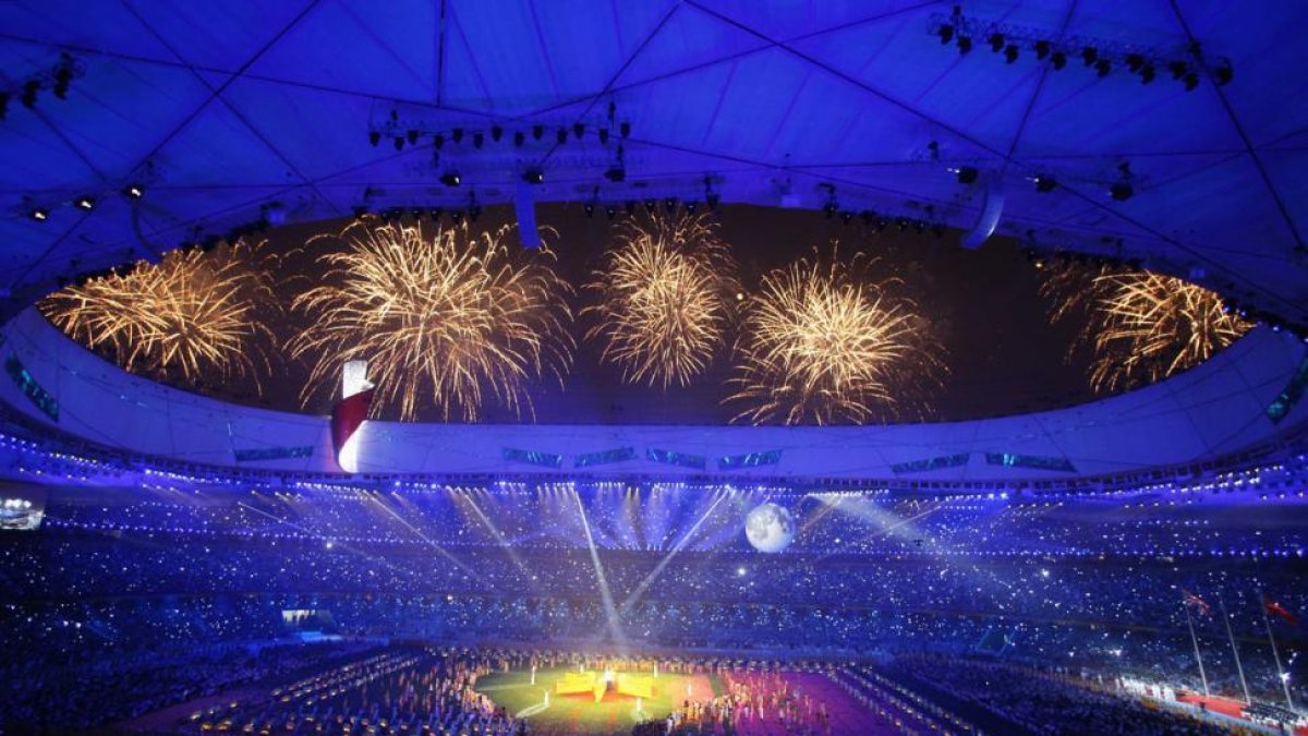 Fuegos artificiales durante la inauguración de los juegos paralímpicos de Pekín 2008, en el Nido de Pájaros.-CLARO CORTES IV / REUTERS