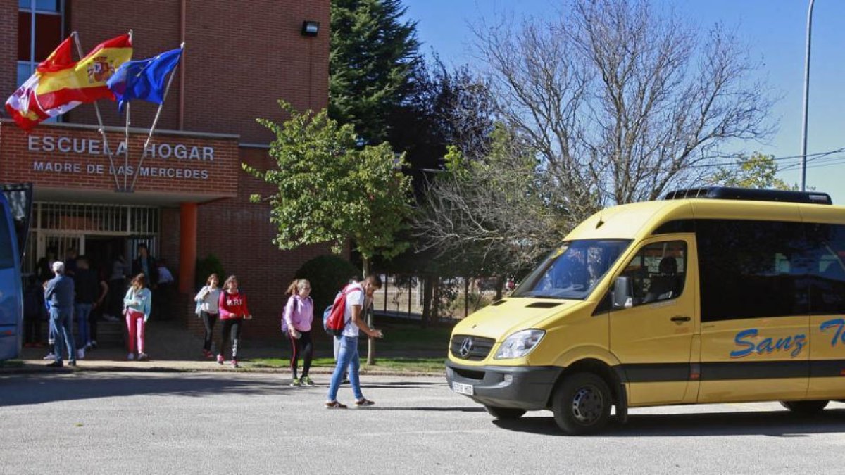 Autobús escolar que hace la ruta hasta Santa Cruz de Yanguas-Mario Tejedor
