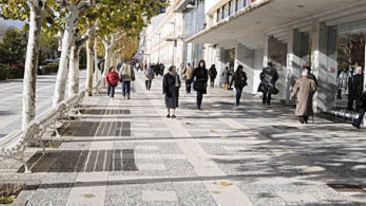 El paseo del Espolón por donde empezará la construcción del parking. / VALENTÍN GUISANDE-