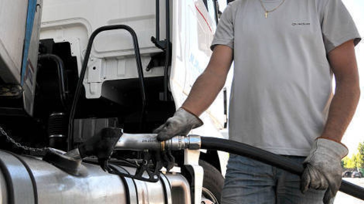 Repostaje de un camión en una gasolinera de la provincia. / VALENTÍN GUISANDE-