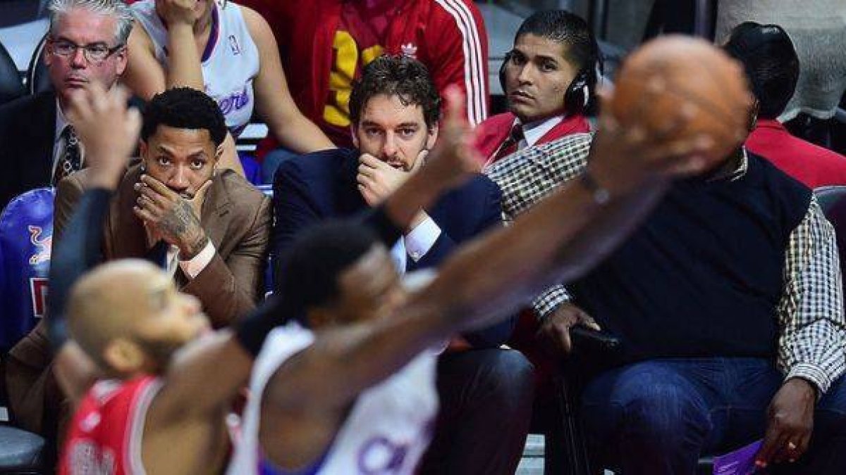 Pau Gasol y Derrick Rose, lesionados, siguen con atención el partido entre los Bulls y los Clippers.-Foto: AFP / FREDERIC J. BROWN