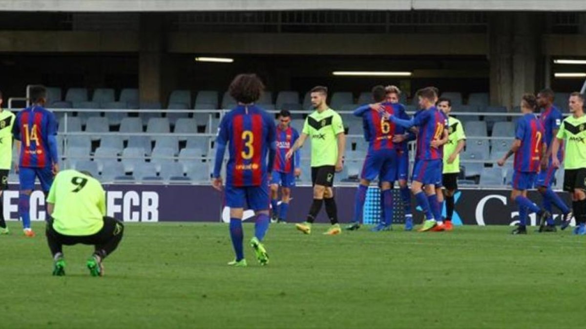 Los jugadores del Eldense y el Barça B, durante el partido disputado el pasado sábado en el Miniestadi.-IGNASI PAREDES