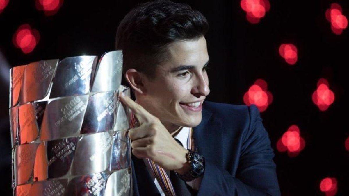 Marc Márquez posa, en Valencia, junto al trofeo que lo acredita como campeón del mundo de MotoGP.-ALEJANDRO CERESUELA