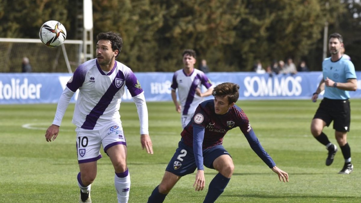 Diego Suárez, uno de los más destacados del partido, conduce el balón ante el local Val. Área 11