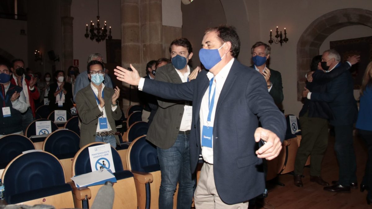 Benito Serrano tras ser elegido presidente. Detrás, aplaudiendo, Fernández Mañueco.-GONZALO MONTESEGURO