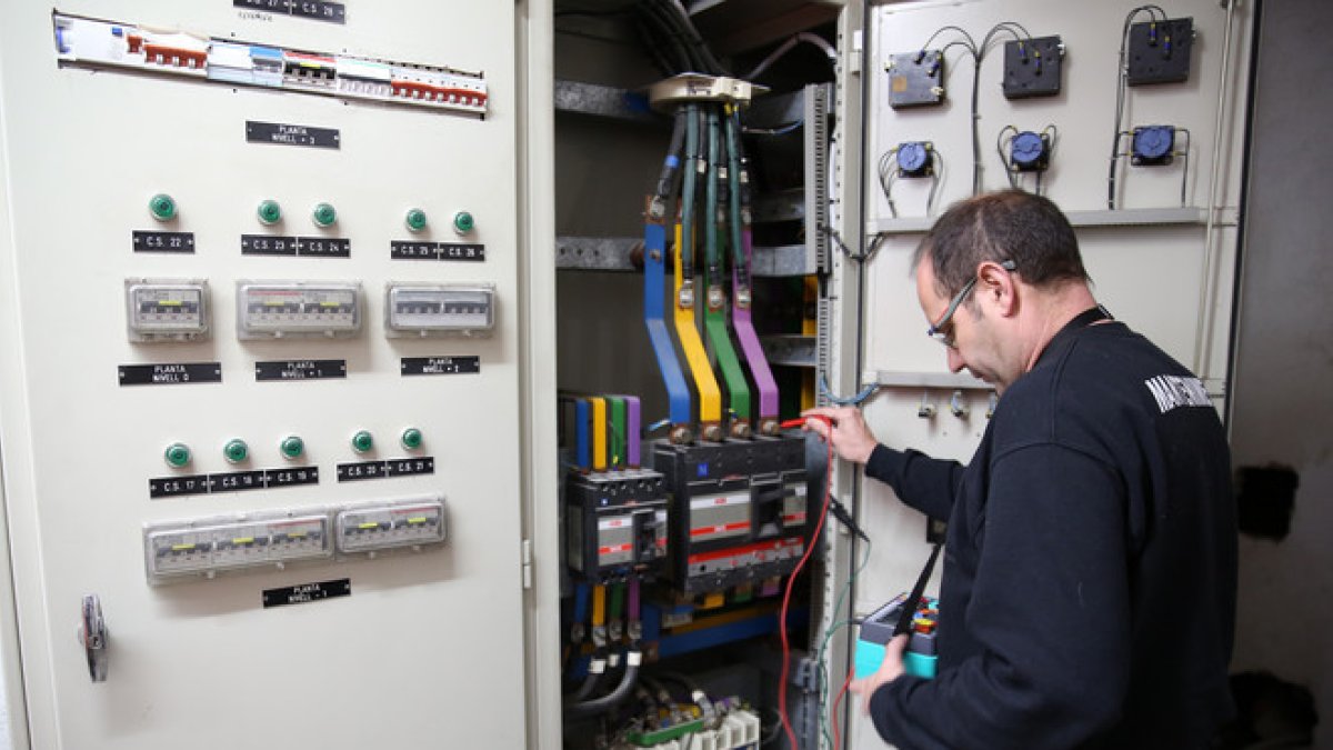 Un trabajador autónomo durante su jornada laboral como lampista.-RICARD CUGAT (EL PERIÓDICO)