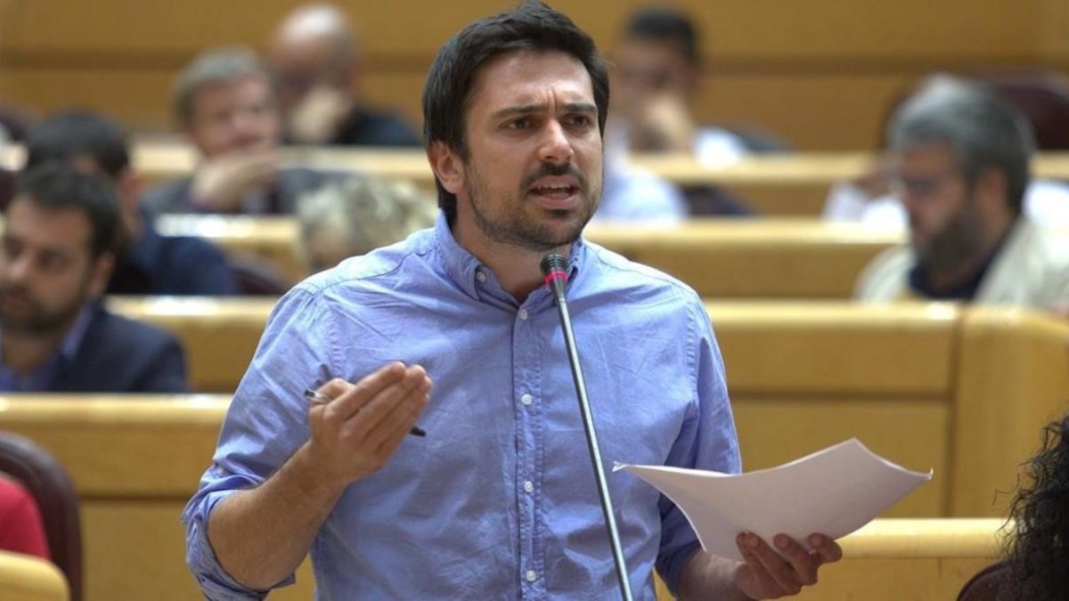 El senador de Podemos Ramón Espinar, en su cara a cara con Mariano Rajoy, durante la sesión de control al Gobierno. /-DAVID CASTRO