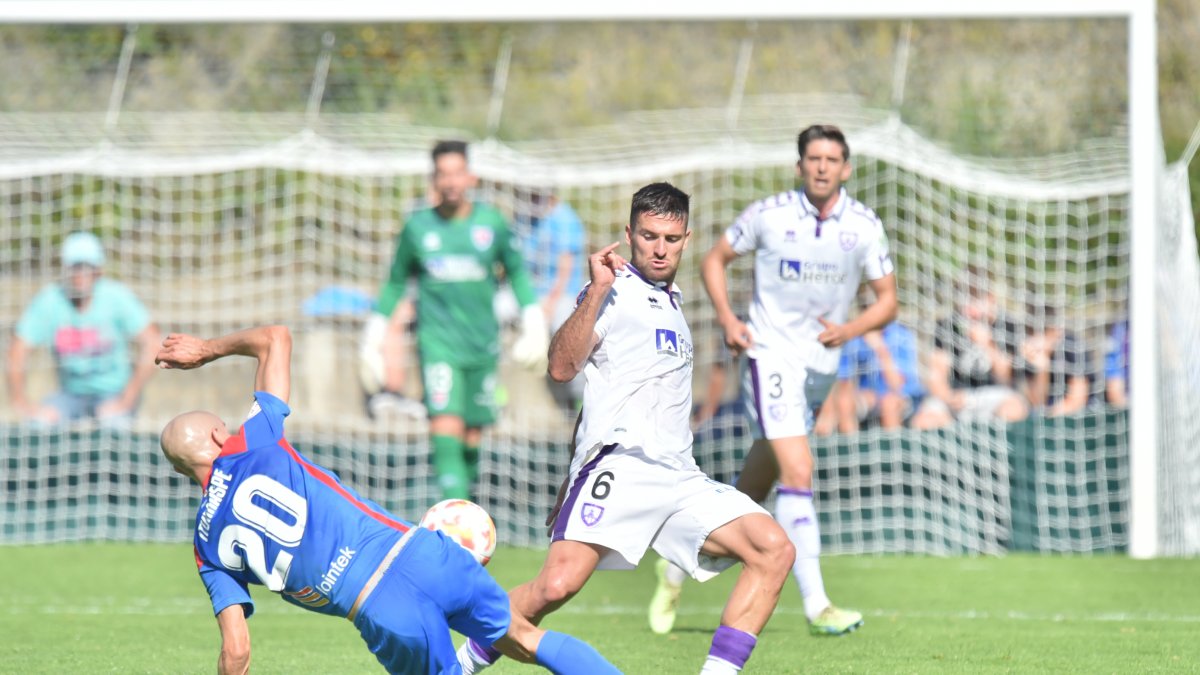 Bonaldo pugna con Iturraspe en el partido disputado por el Numancia en Amorebieta, última salida rojilla. ÁREA 11