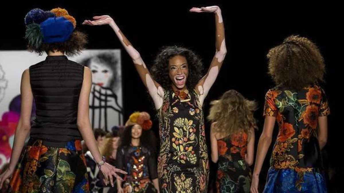 Chantelle Brown-Young en el desfile de Desigual en Nueva York para presentar la colección otoño-invierno 2015.-Foto: REUTERS/ ERIC THAYER