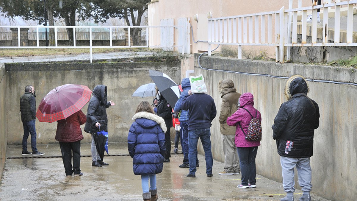 Aglomeración de personas para realizarse la prueba de Covid en el Hospital Virgen del Mirón. -VG