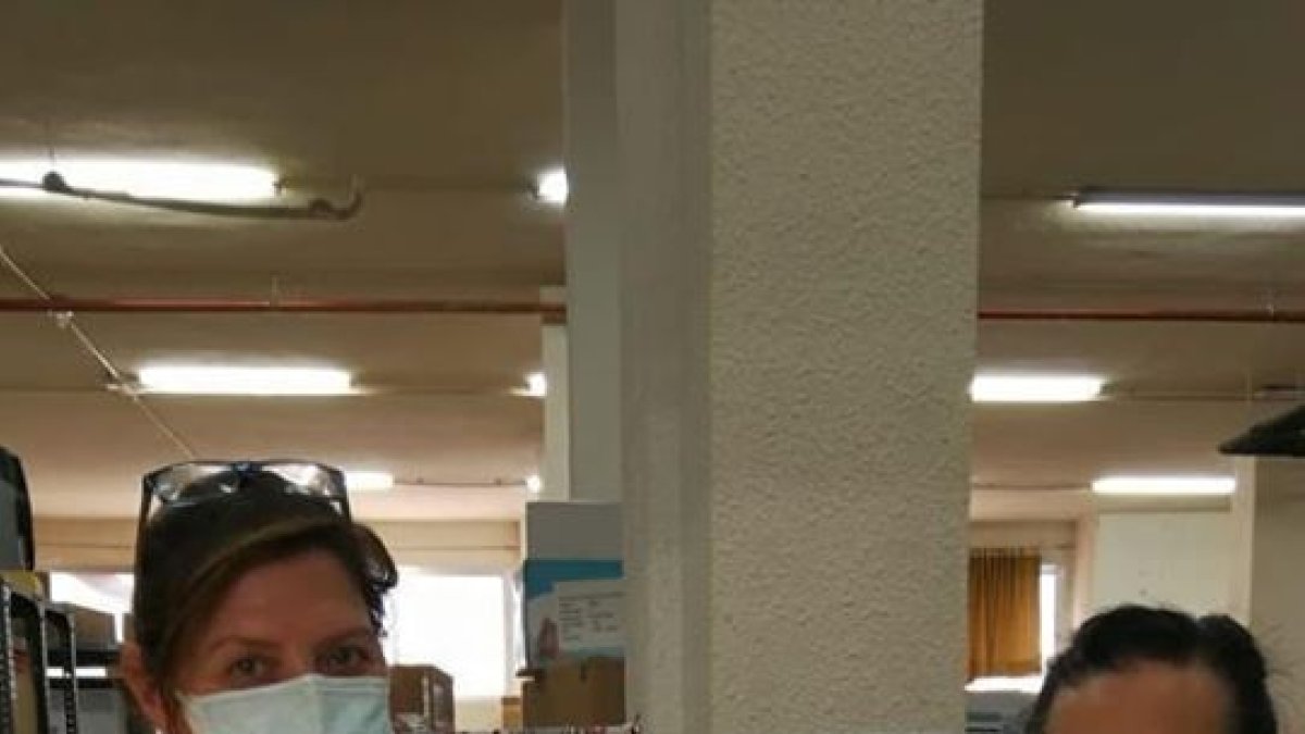 Dos sanitarias con el material entregado.-HDS