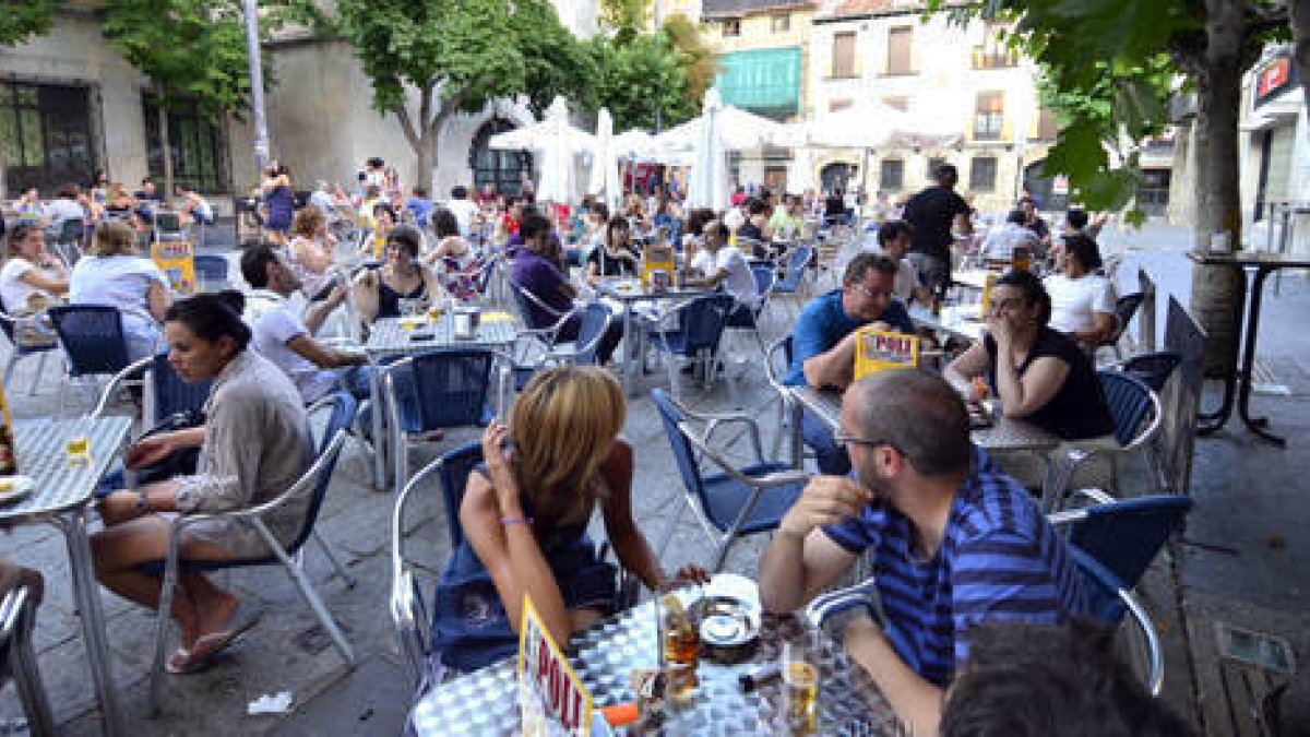 Terrazas en la capital soriana. / A. MARTÍNEZ-