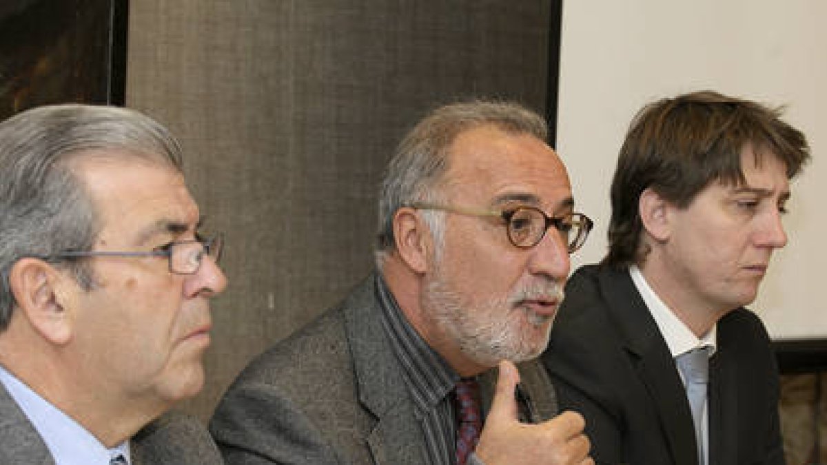 Pere Navarro flanqueado por Vicente Ripa y Carlos Martínez en su comparecencia de ayer. / ÁLVARO MARTÍNEZ -