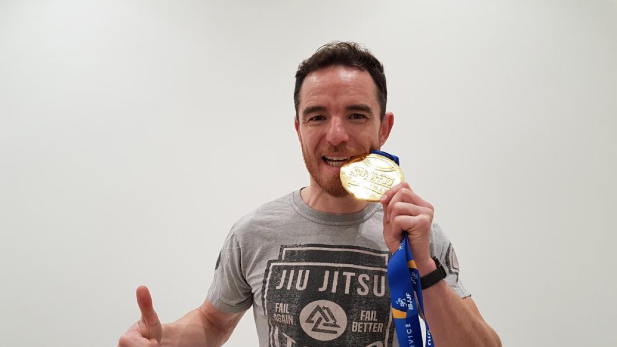 Sergio Corral, con la medalla de oro conseguida en los Campeonatos de Europa de Portugal.-HDS