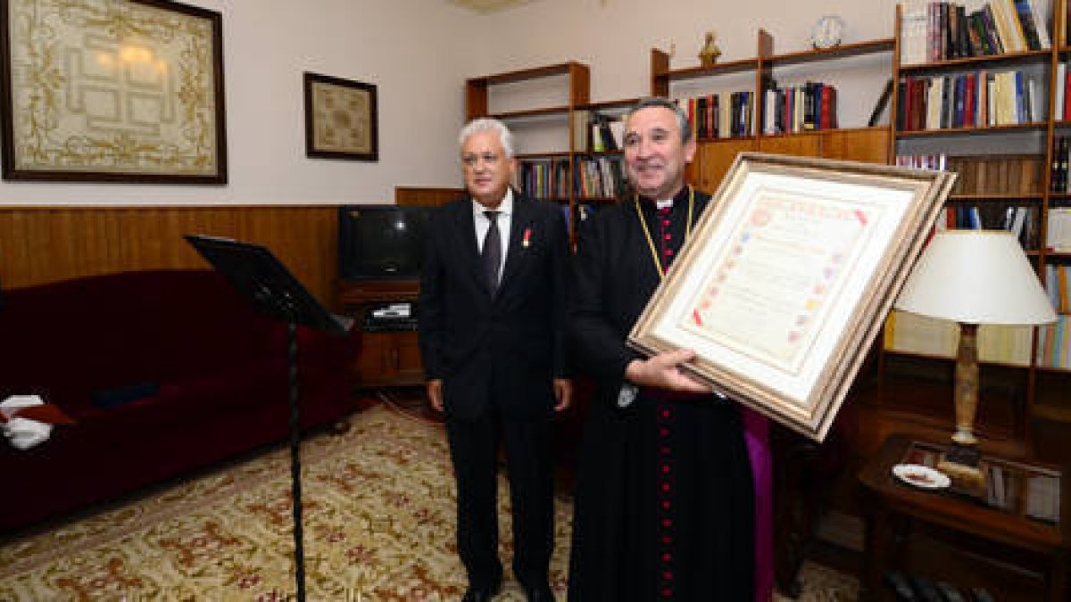 El obispo posa con el diploma acreditativo de Capellán Mayor de los 12 Linajes. / ÁLVARO MARTÍNEZ-