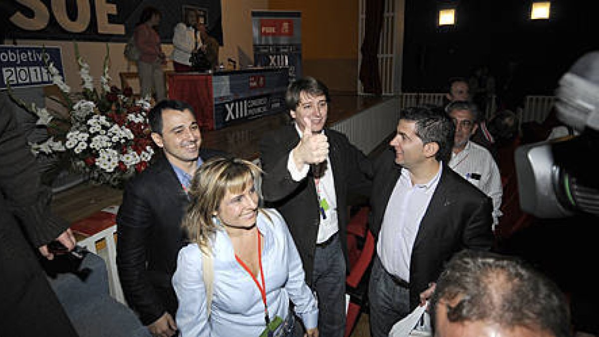 Carlos Martínez Mínguez, rodeado de su equipo, tras ser reelegido secretario provincial del PSOE en septiembre de 2008. / FERNANDO SANTIAGO-