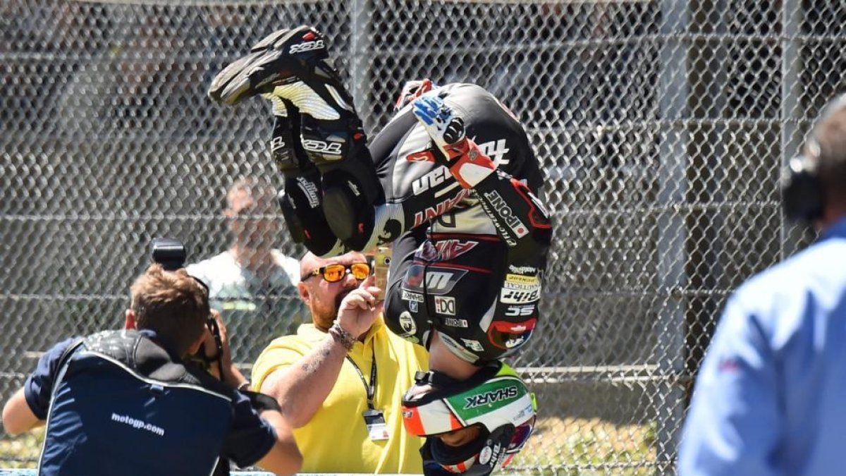 AFP / GIUSEPPE CACACE Johann Zarco celebra su victoria en el circiuto de Mugello, este domingo.-AFP