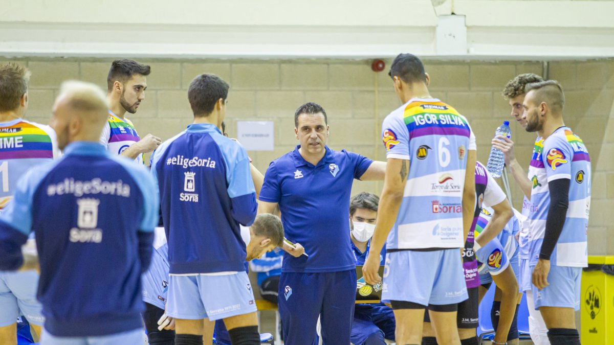 Toribio da indicaciones a sus jugadores en un partido de Liga. HDS