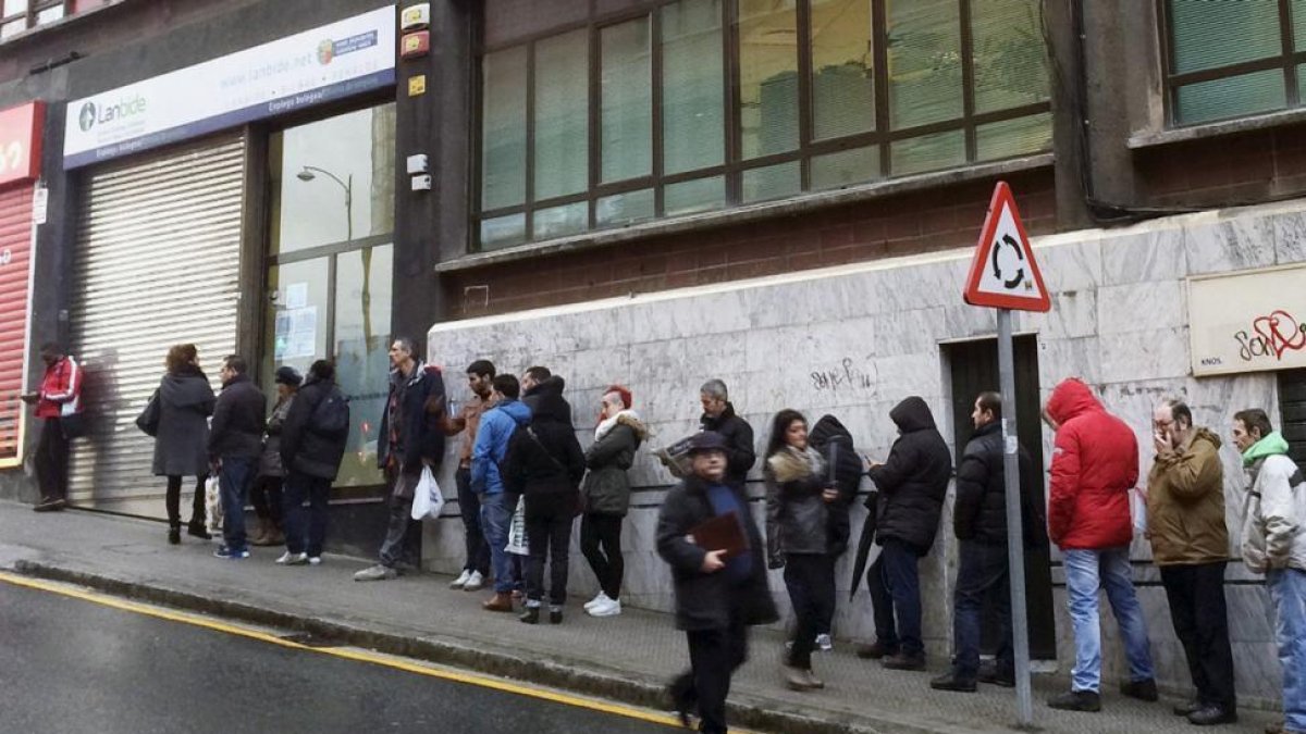 España registró la segunda tasa más elevada, con el 16,1%, una décima menos respecto a enero, y 2,1 puntos por debajo de la registrada en el mismo mes del 2017.-/ LUIS TEJIDO (EFE)