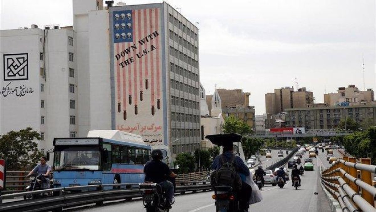 Un edificio iraní muestra mensajes en contra los Estados Unidos en Teherán.-EFE / ADEDIN TAHERKENAREH