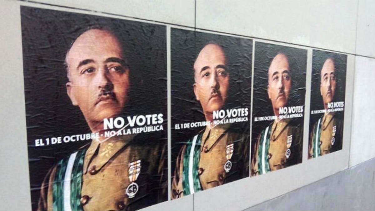 Fotografía de los carteles colgados en Girona.-TWITTER / LLUC SALELLAS