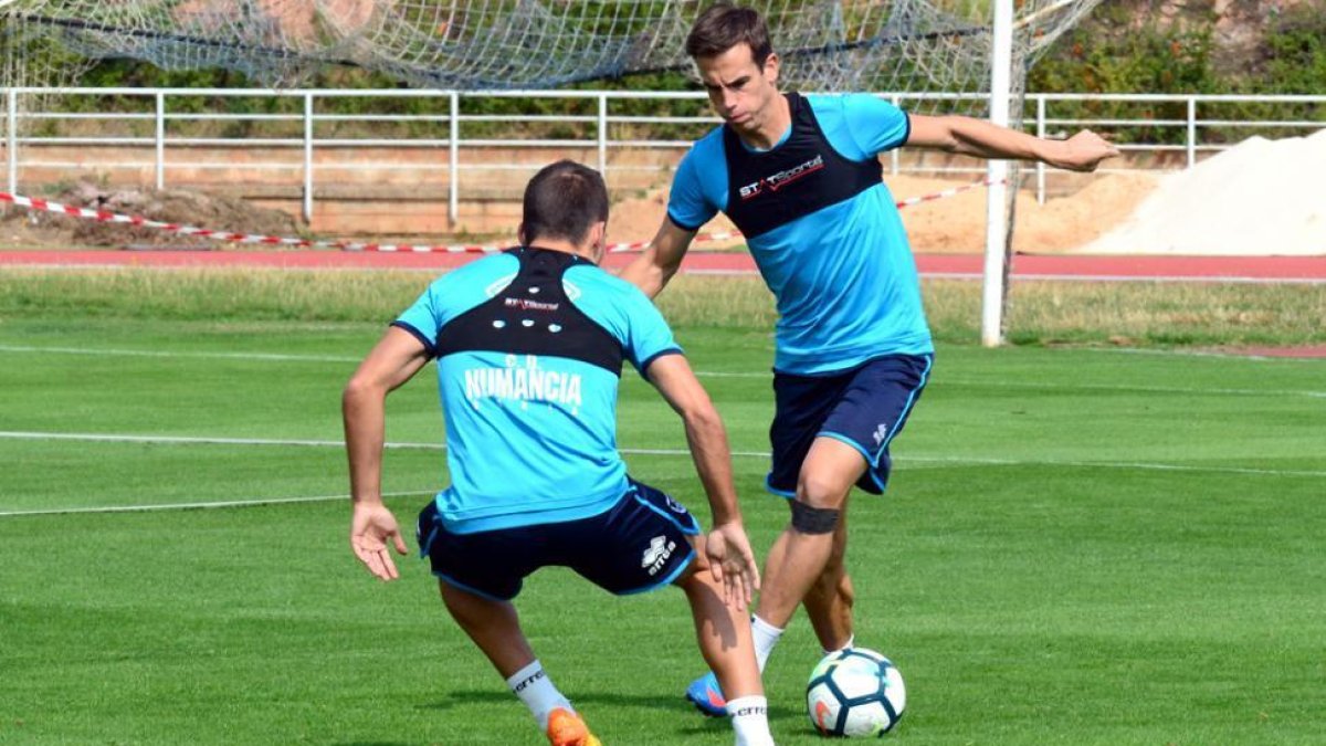 Íñigo Pérez durante el entrenamiento de ayer en el Anexo de Los Pajaritos.-ÁLVARO MARTINEZ