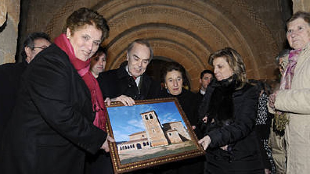 Los Duques de Soria y María José Salgueiro a la salida de la iglesia de San Miguel Arcángel. / REPORTAJE GRÁFICO: VALENTÍN GUISANDE-