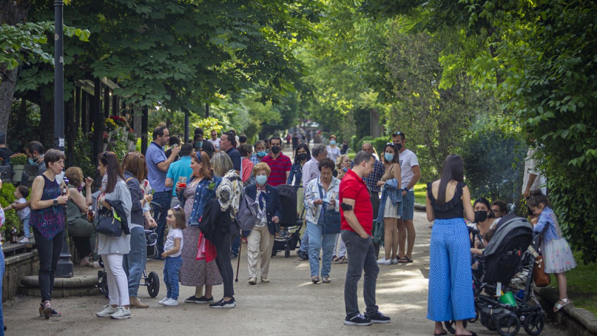 Numerosos paseantes en La Dehesa en el día que se eliminó la obligatoriedad de llevar mascarillas. MARIO TEJEDOR