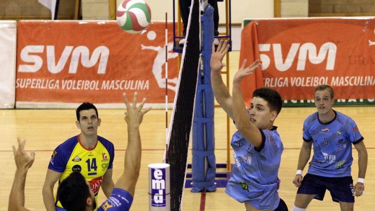Los celestes, en el partido disputado en Soria ante Ibiza.-LUIS ÁNGEL TEJEDOR