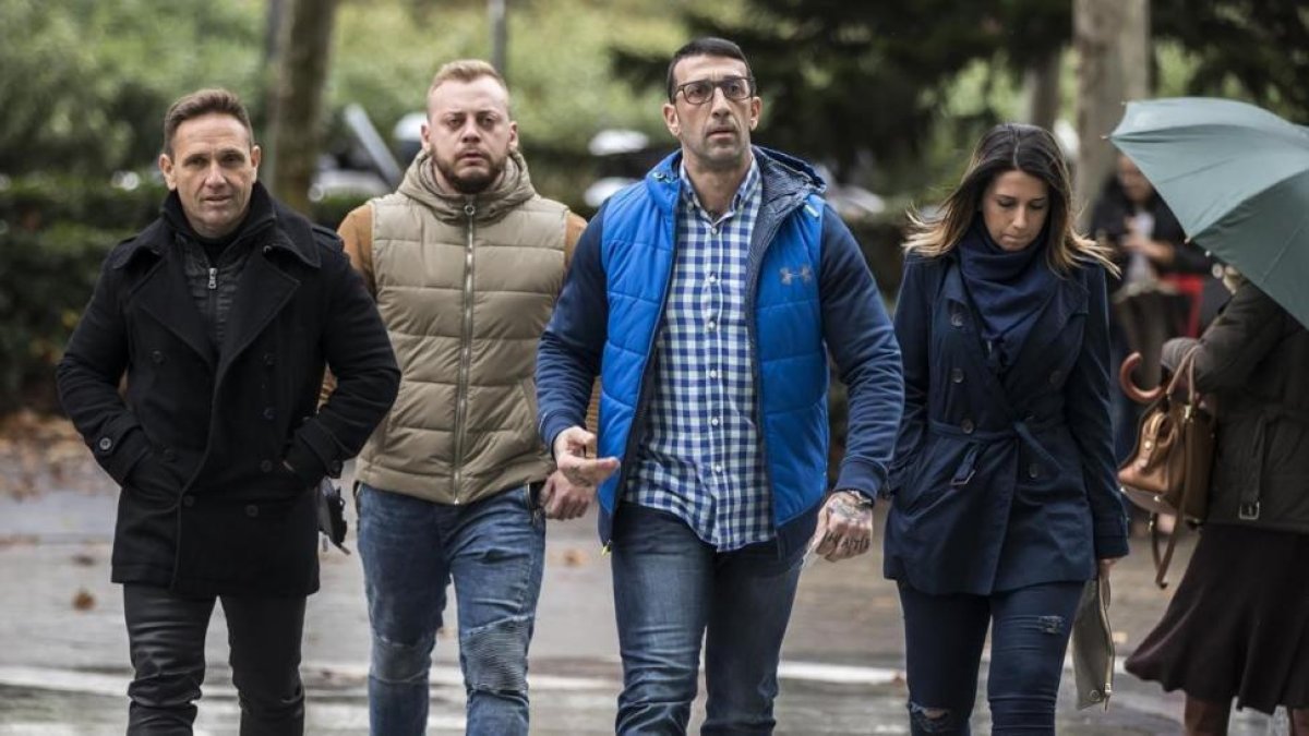 Vicente Estruch (con gafas), a su llegada a la Ciudad de la Justicia de València para declarar por agresiones en la manifestación del 9 dOctubre.-/ MIGUEL LORENZO