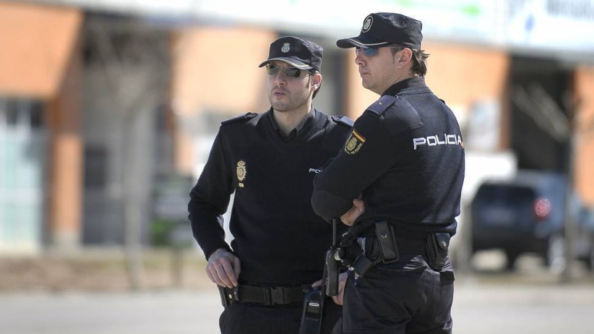 Agentes de la Policía Nacional, en una imagen de archivo.-VALENTÍN GUISANDE