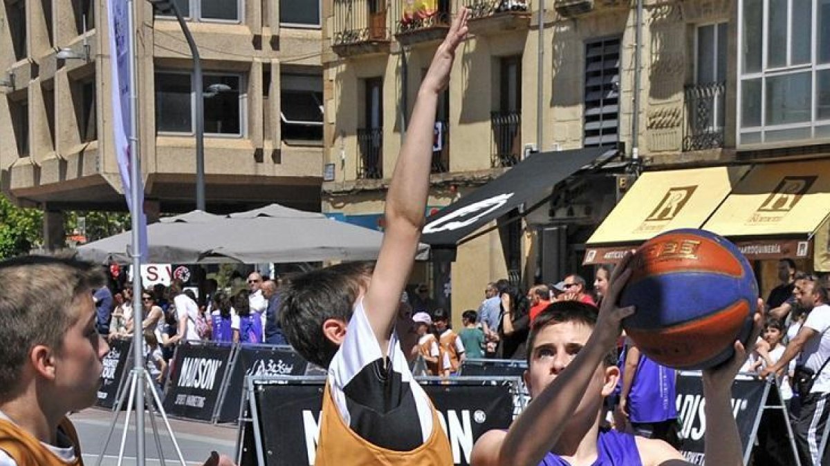 El baloncesto 3x3 no paró entre la mañana y la tarde del sábado.-VALENTÍN GUISANDE