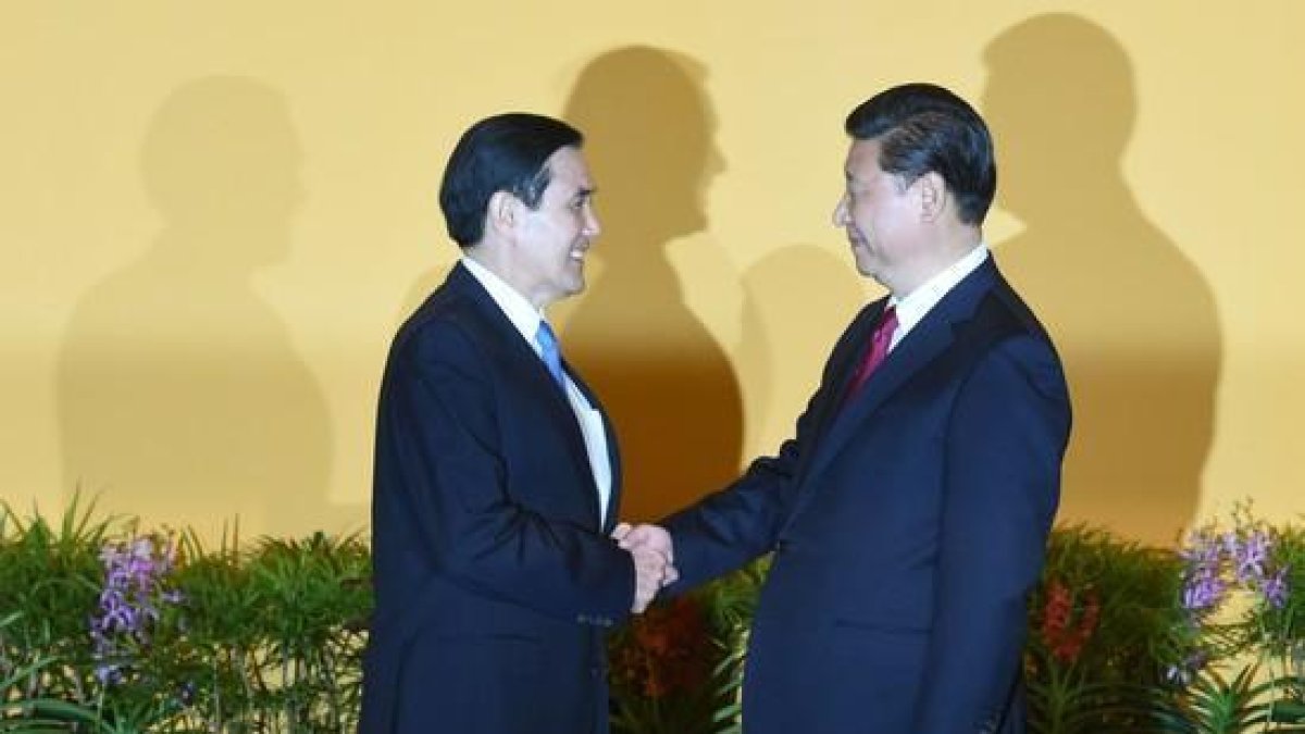 El presidente chino Xi Jinping (a la derecha) le da la mano al presidente de Taiwán Ma Ying-jeou (L) antes de su reunión en el hotel Shangrila de Singapur este sábado.-AFP / ROSLAN RAHMAN