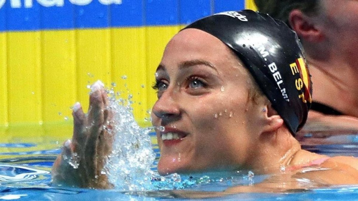 Mireia Belmonte, sonriente, saluda después de concluir su prueba-ALBERTO ESTEVEZ (EFE)