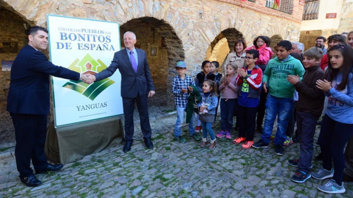 Momento de la presentación del cartel del pueblo más bonito de Yanguas-A. M.