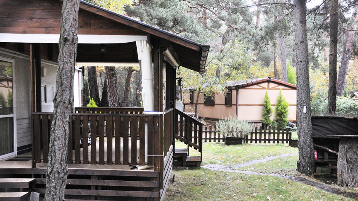 Bungalows en un camping de la provincia. HDS