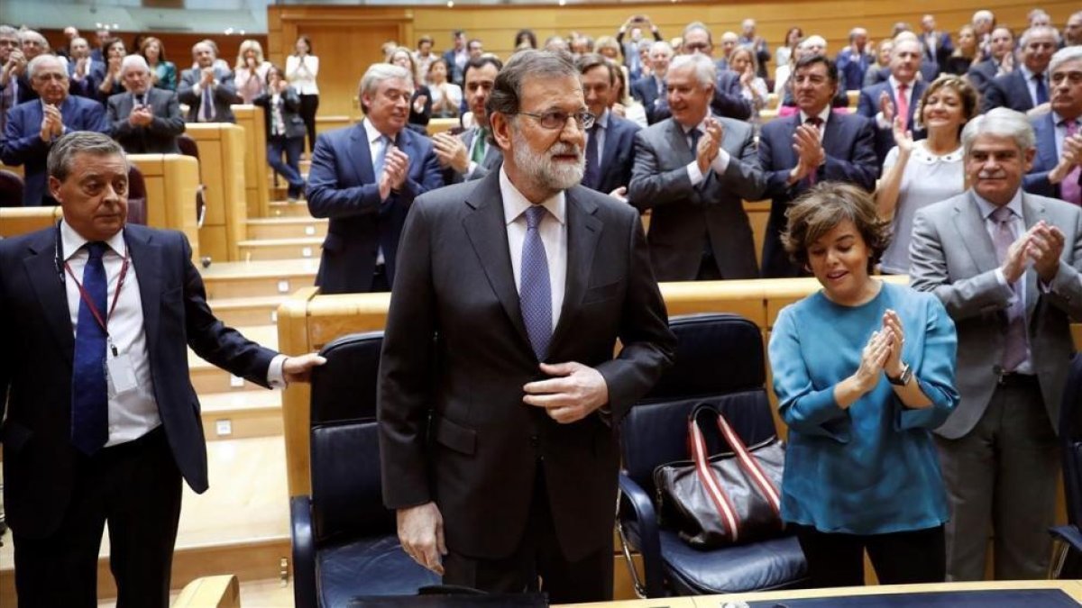 Los senadores del PP aplauden a Mariano Rajoy en el Senado minutos antes de que se suba a la tribuna a defender el 155.-FE / CHEMA MOYA