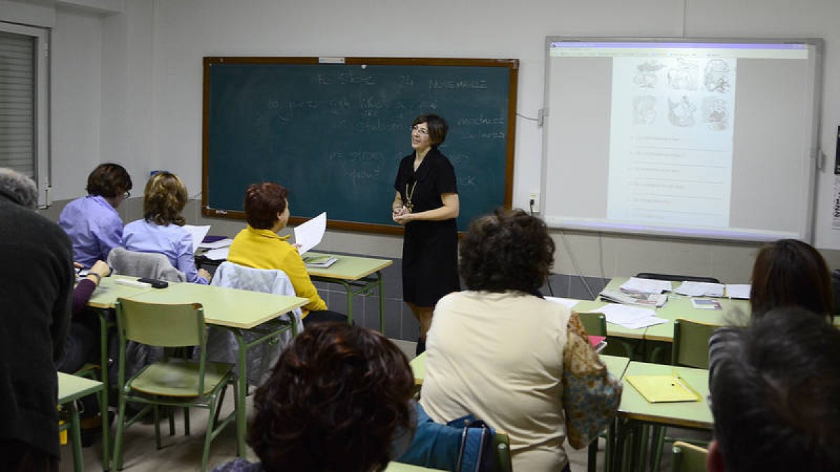 Clase de Educación de Adultos, en una imagen de archivo. / VALENTÍN GUISANDE-