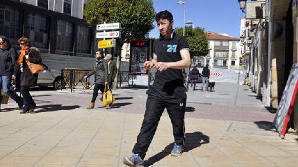 Un joven camina ayer en camiseta, todavía dentro de fechasinvernales. / VALENTÍN GUISANDE-