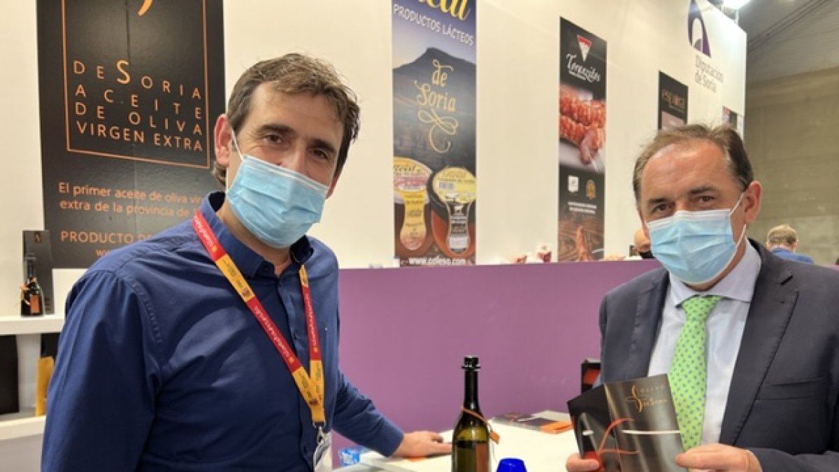 Serrano junto con la empresa que elabora aceite soriano en el estand de Salón Gourmets.-HDS