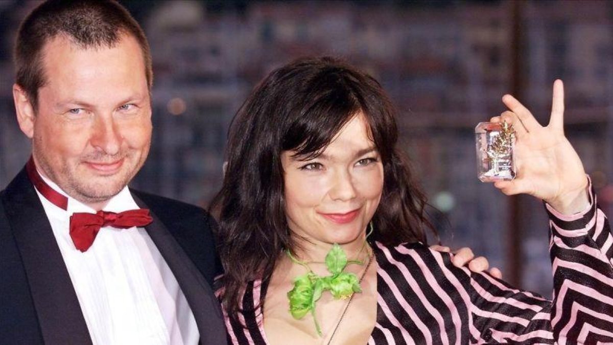 El director de cine Lars von Trier y la cantante Björk, en el festival de Cannes, en mayo del 2000.-AFP / PASCAL GUYOT